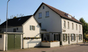 Walnut Lodge Bed & Breakfast  Ноорбеек